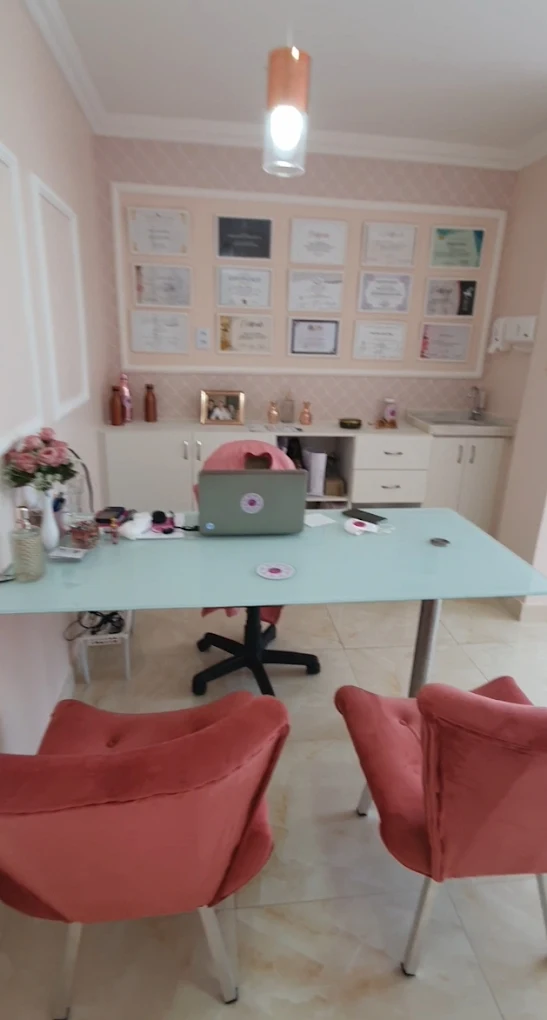 Sala de atendimento com diplomas e certificações da Dra. Erika Naves